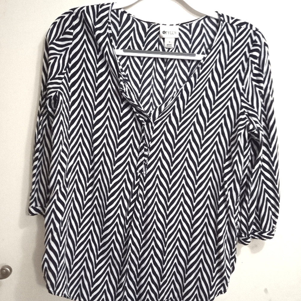 Stylus shirt. size small. White and black